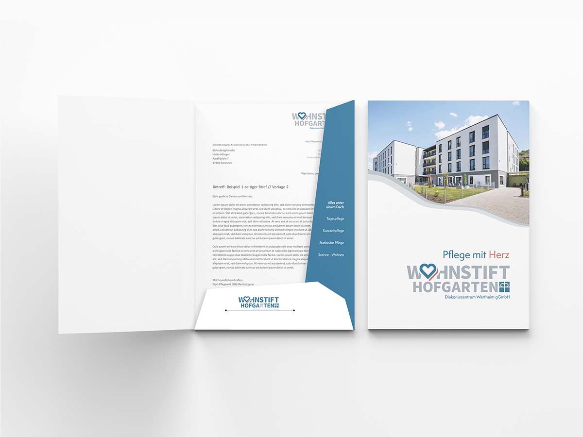 Wohnstift-Hofgarten-Mockup-Einlege-Mappe Logo Mockup als Vorschau in Anwendungen